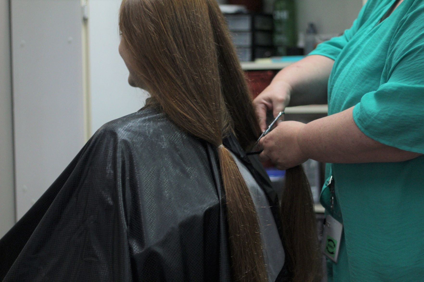 Savannah getting her hair cut